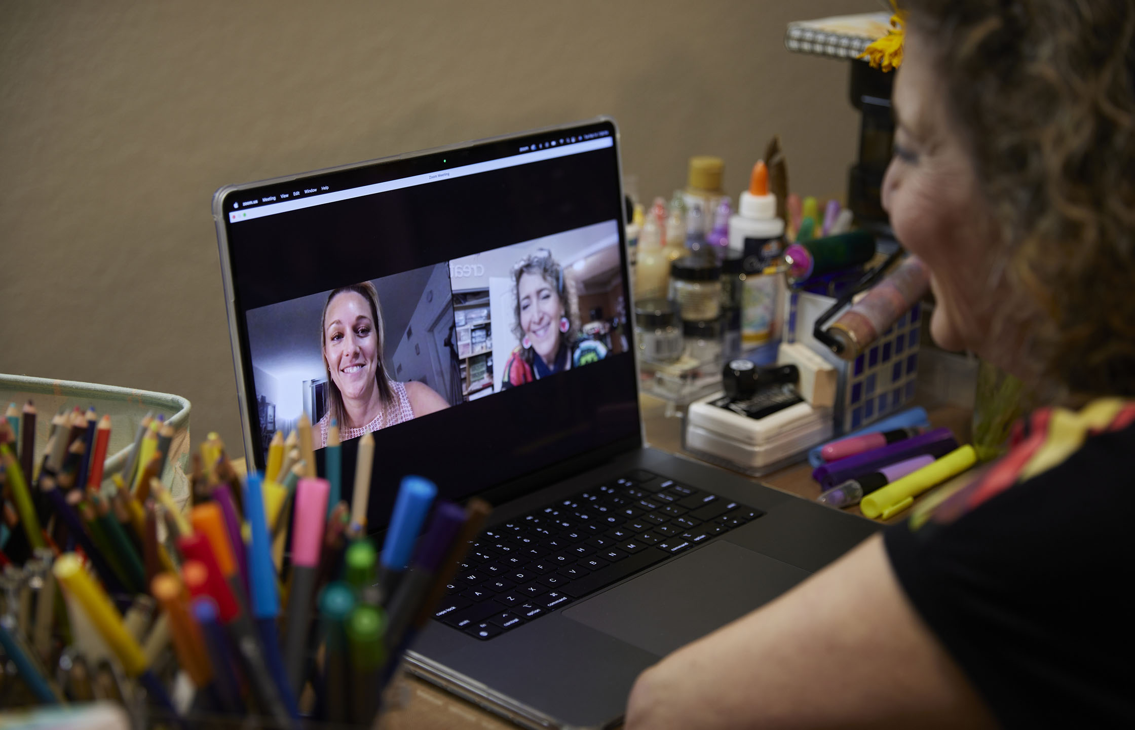 Art therapist Lindsey Weaver and Randy Shattenkirk have twice-weekly Zoom classes